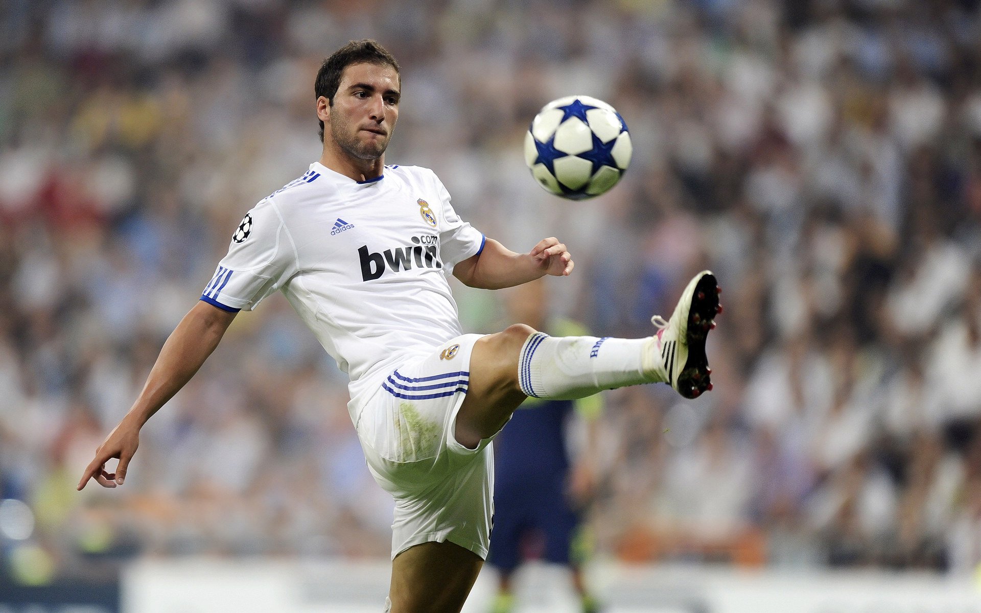 曼联在主场获胜,积分榜上升为第二