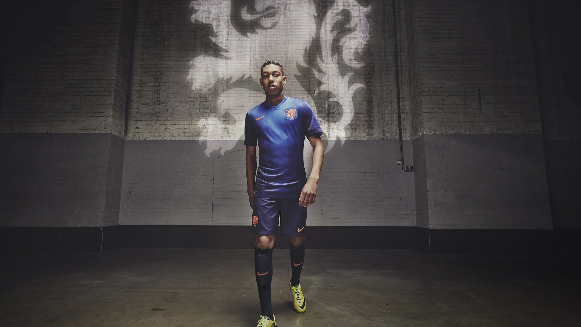 欧洲杯变阵奇兵：战术创新引爆现场热情！，欧洲杯揭幕战爆冷