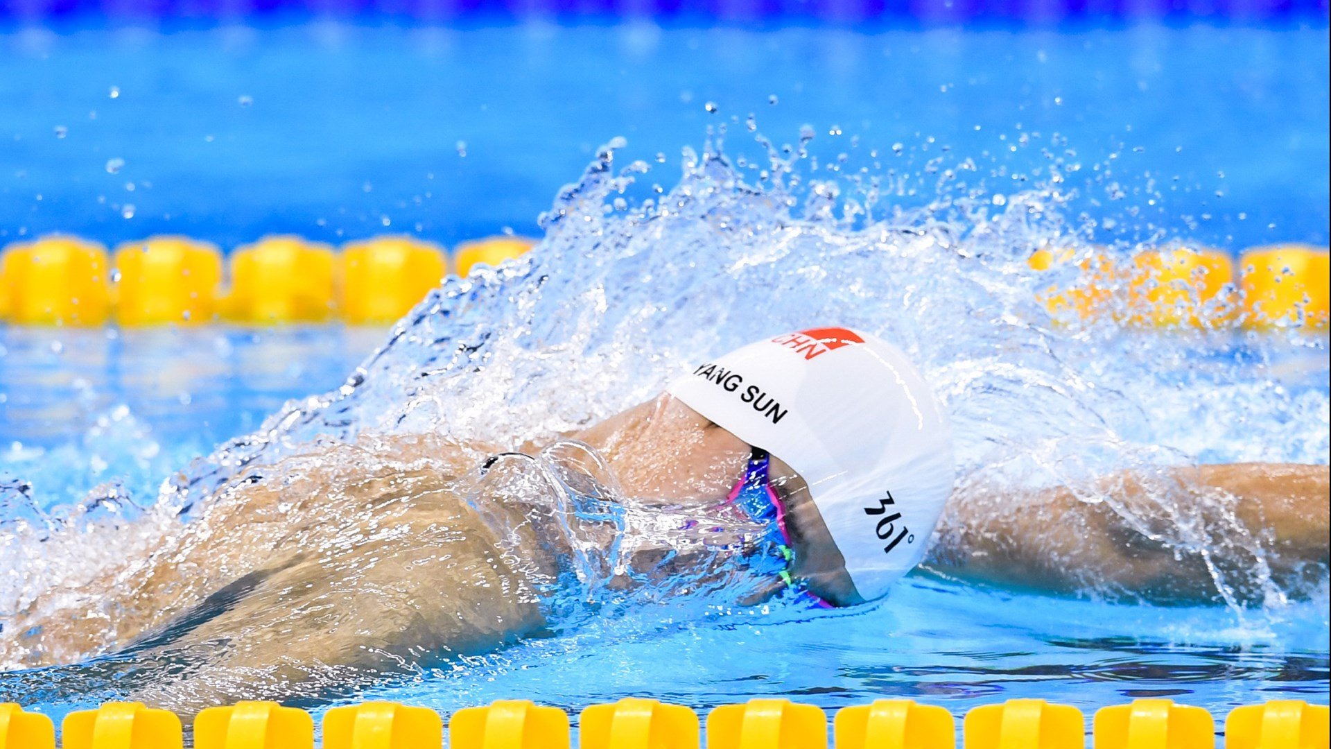 九游电脑版-跳水高难动作波兰稳健完成，波兰跳伞者误降足球比赛现场